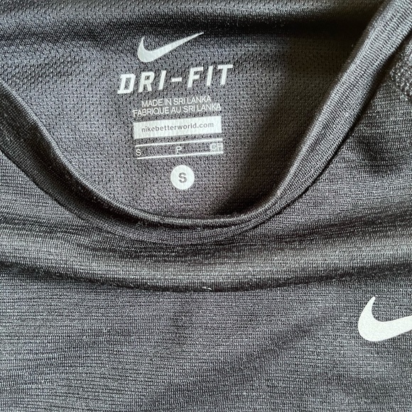 Nike. Dri - Fit  Long Sleeve. Athletic Top. - Picture 2 of 3
